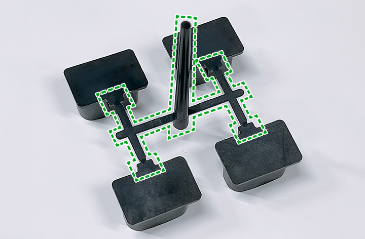 コールドランナー工法では生産中に必ず発生する不要樹脂（破線部）を、ホットランナー工法では抑制できる。